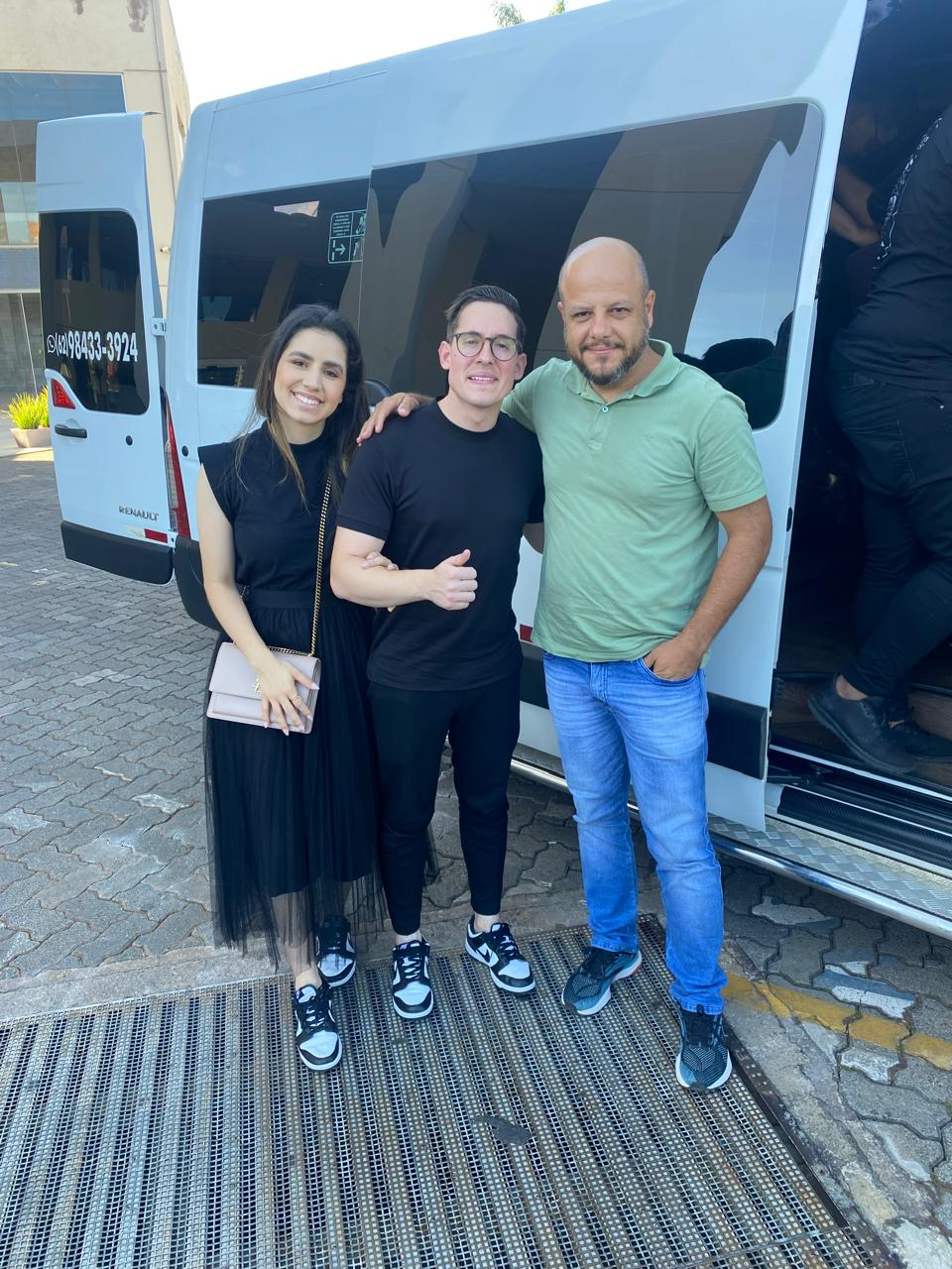 Cantores Jeferson e Suelen atendidos pelo transporte executivo da Santos e Neres
